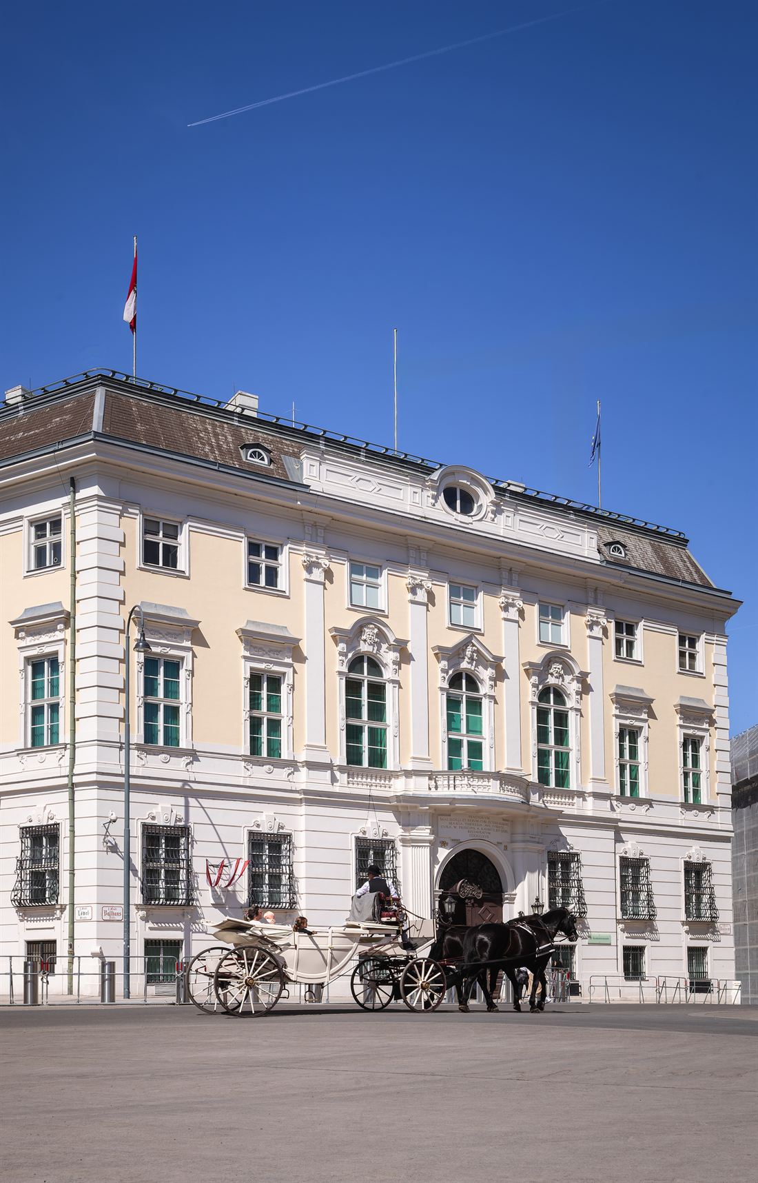 Historische Fassade des Bundeskanzleramts am Ballhausplatz mit Fiaker