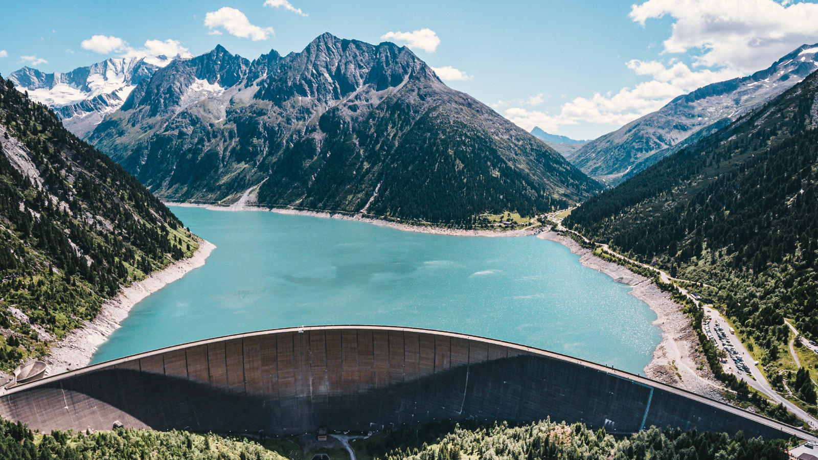 Staumauer eines Speicherkraftwerks in den österreichischen Alpen