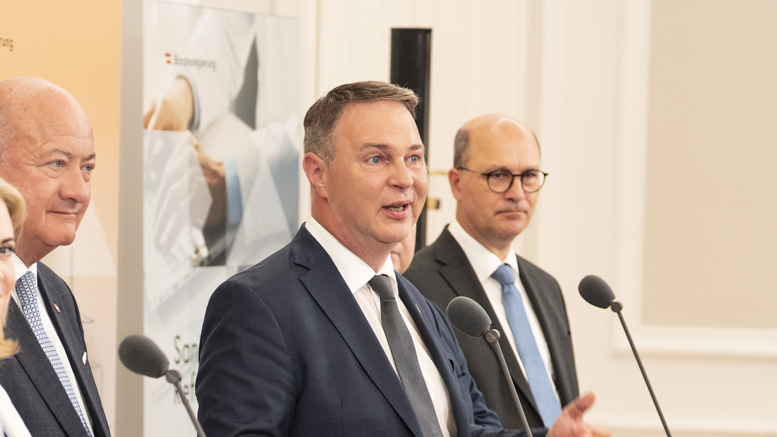 Vizekanzler Andreas Babler beim Pressestatement zur Reformpartnerschaft, im Hintergrund das Kampagnen-Roll-up