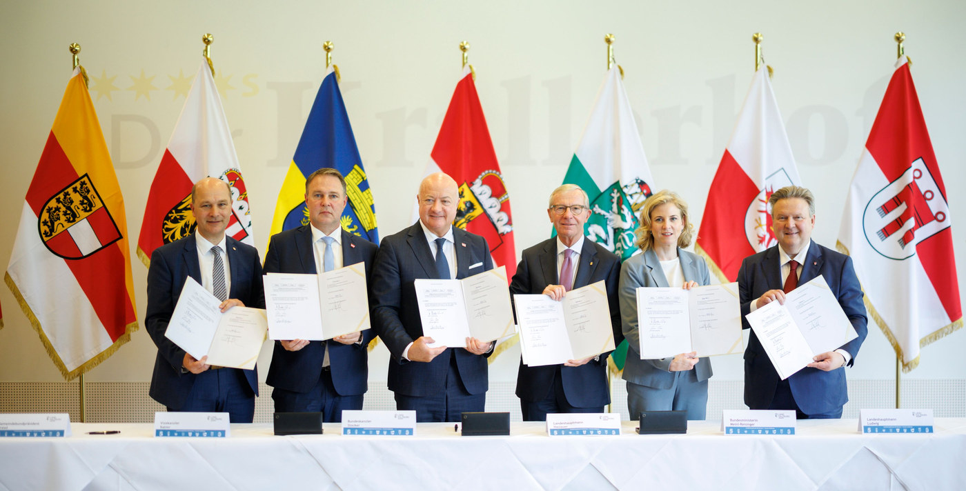 Bundeskanzler Christian Stocker mit Vizekanzler Andreas Babler, Landeshauptmann Wilfried Haslauer, Bürgermeister Michael Ludwig, Bundesministerin Beate Meinl-Reisinger und Gemeindebundpräsident Johannes Pressl bei der Landeshauptleutekonferenz in Leogang