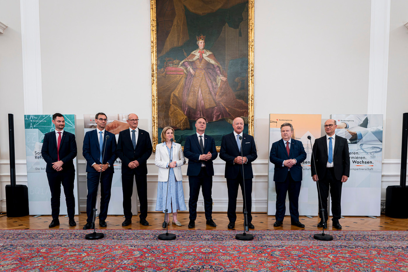 Bundeskanzler Christian Stocker mit Landesrat Peter Reichmann, Landeshauptmann Markus Wallner und weiteren Vertreterinnen und Vertretern bei der Pressekonferenz zur Reformpartnerschaft